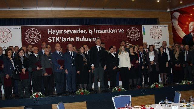Bakan Selçuk, eğitime katkı verenlere plaket verdi