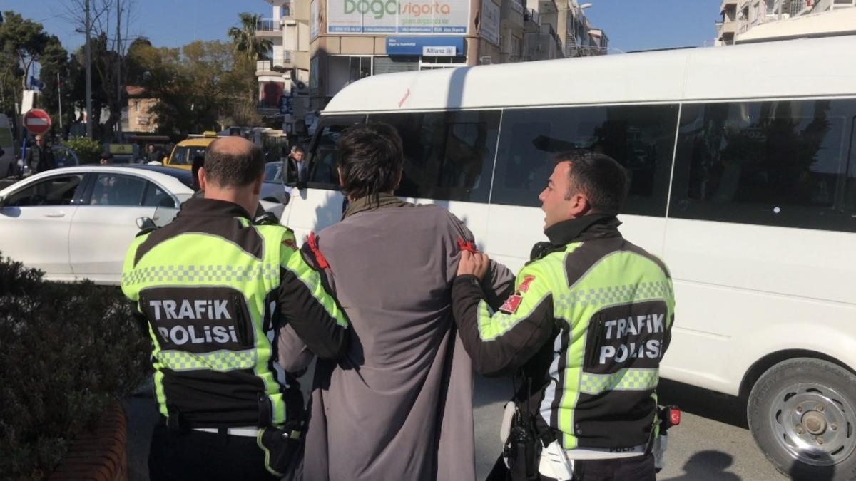 Kuşadası&rsquo;nda trafik polisine taşlı saldırı