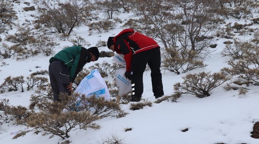İHH ekipleri bu kez dağ ke&ccedil;ilerini besledi