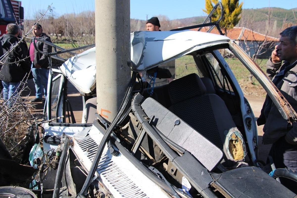 Kontrolden &ccedil;ıkan otomobil elektrik direğine &ccedil;arptı: 1 ağır yaralı