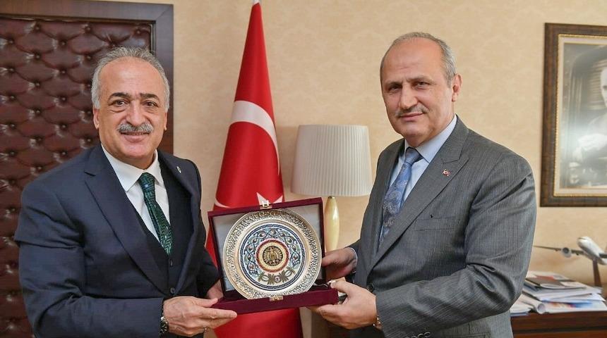 Rekt&ouml;r &Ccedil;omaklı, Ulaştırma ve Altyapı Bakanı Turhan ile bir araya geldi