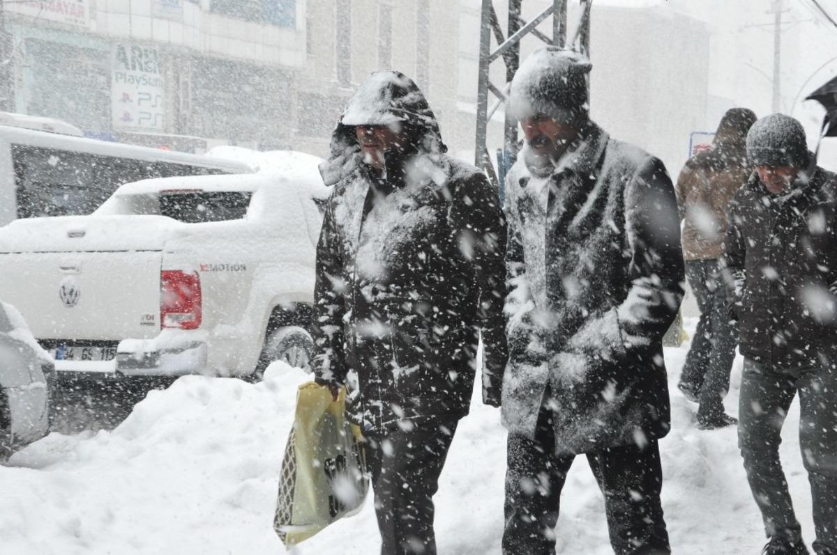 Y&uuml;ksekova&rsquo;da yoğun kar yağışı