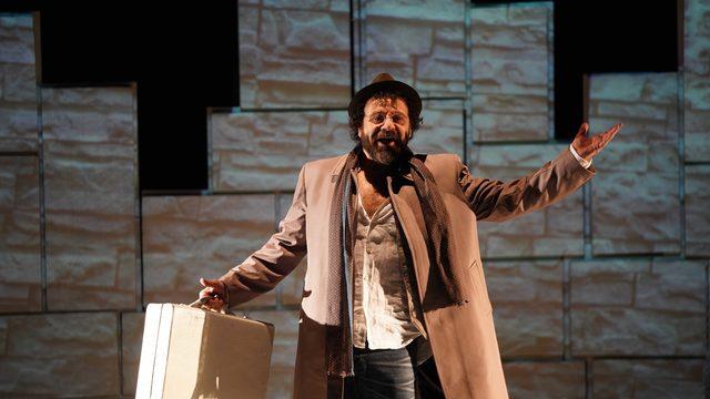 Reha Özcan'ın yeni oyunu 'Bir Garip Orhan Veli' 