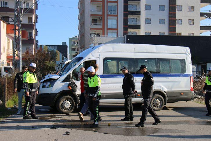 Mersin'de hafif ticari araç ile öğrenci servisi çarpıştı: 11 yaralı G2
