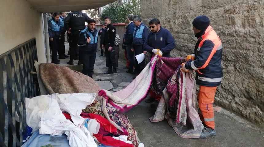 2 kamyon çıktı, ekipler ne yapacağını şaşırdı! 'Çöp ev'