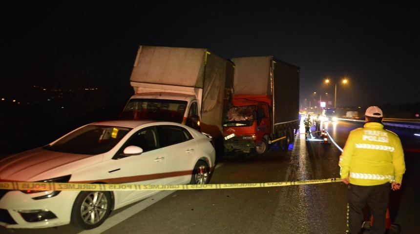 Lastiği patlayan araca yardım edenlere kamyonet &ccedil;arptı: 1 &ouml;l&uuml;, 4 yaralı
