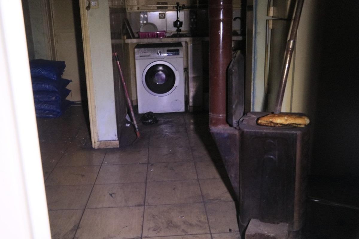 Evinde mangal yakıp ısınmak isterken hayatını kaybetti