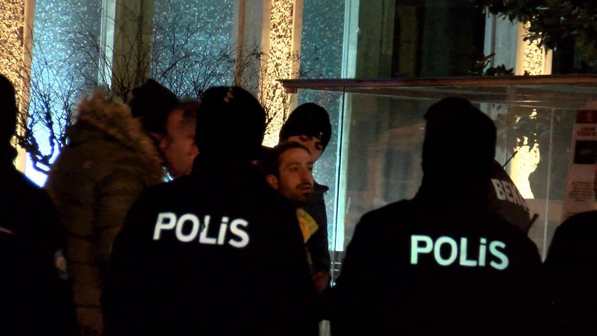 İBB &ouml;n&uuml;nde b&uuml;y&uuml;k panik! &Uuml;zerine tiner d&ouml;k&uuml;p kendini yakmaya &ccedil;alıştı