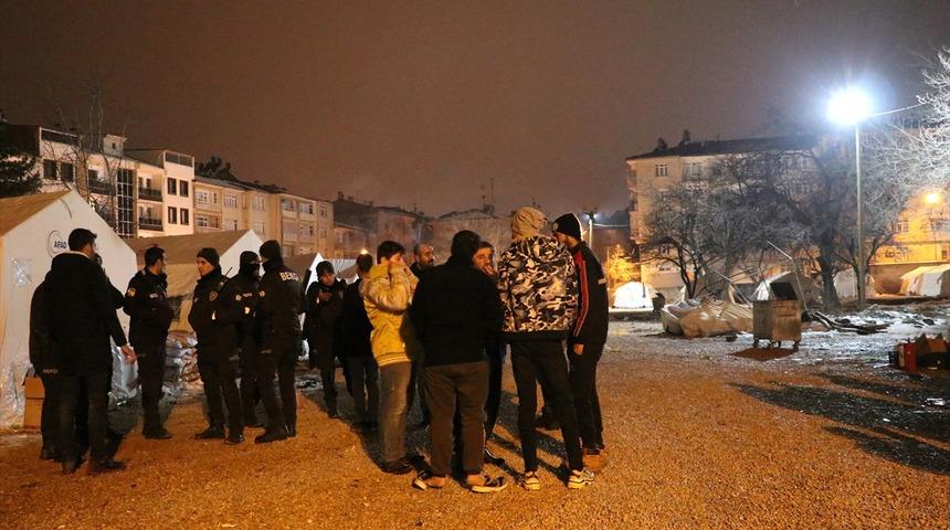 Elazığ'da depremzede &ccedil;adırında yangın