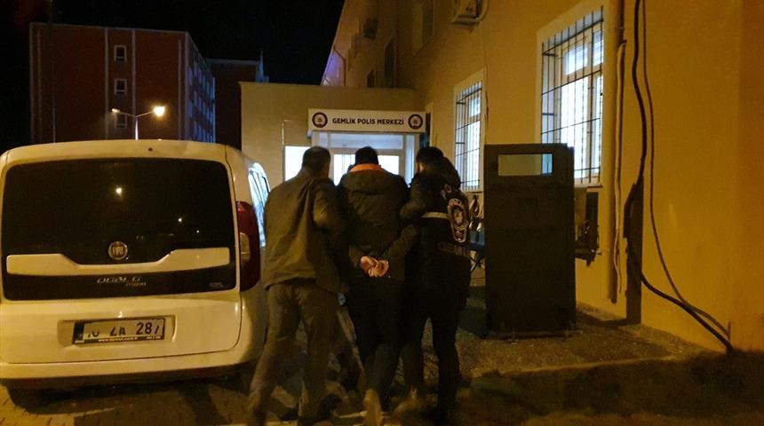 Evine &ccedil;ağırdığı komşusunu silahla vurarak &ouml;ld&uuml;rd&uuml;! Babasının ihbarı sonrası yakalandı