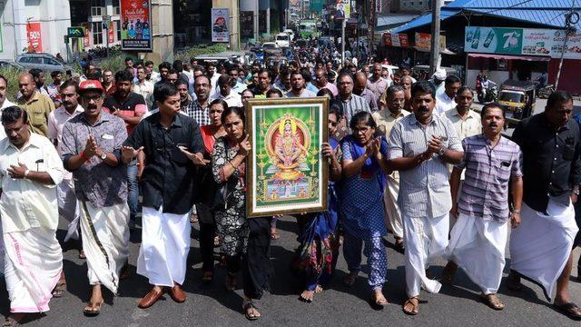 Kerala eyaletindeki Sabarimala türbesine her yaştan kadının girişine izin verilmesi üzerine protesto gösterileri yapıldı