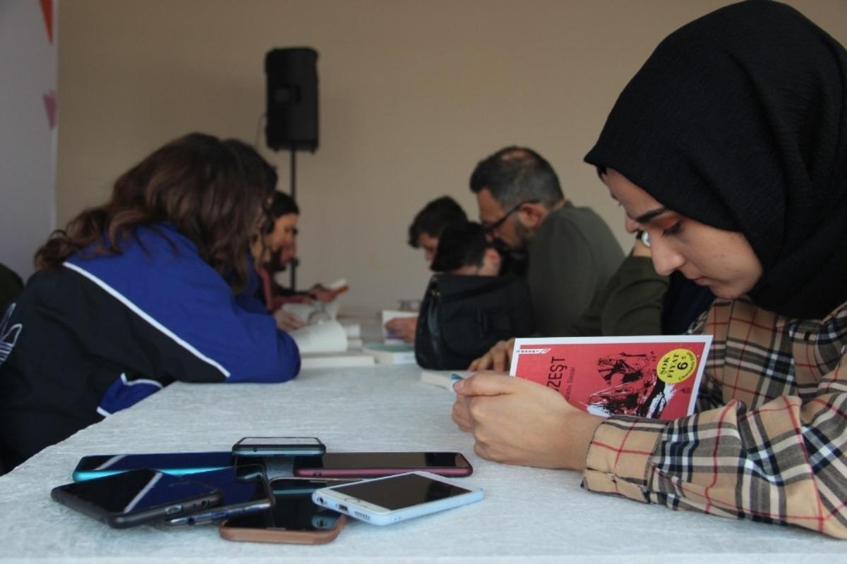 Telefonu bırakıp kitap okuyana, okuduğu kitap hediye