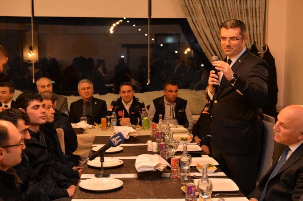 Vali Memiş, arama kurtarma ekipleri ile yemekte bir araya geldi