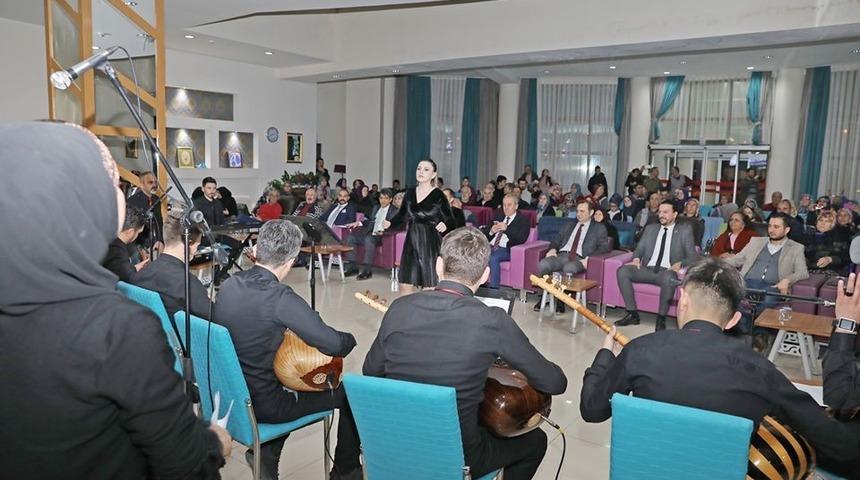 Hastalara m&uuml;zik ziyafeti