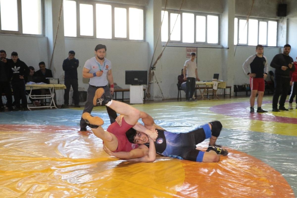 Gen&ccedil; g&uuml;reş&ccedil;ilerin m&uuml;cadelesi nefes kesti