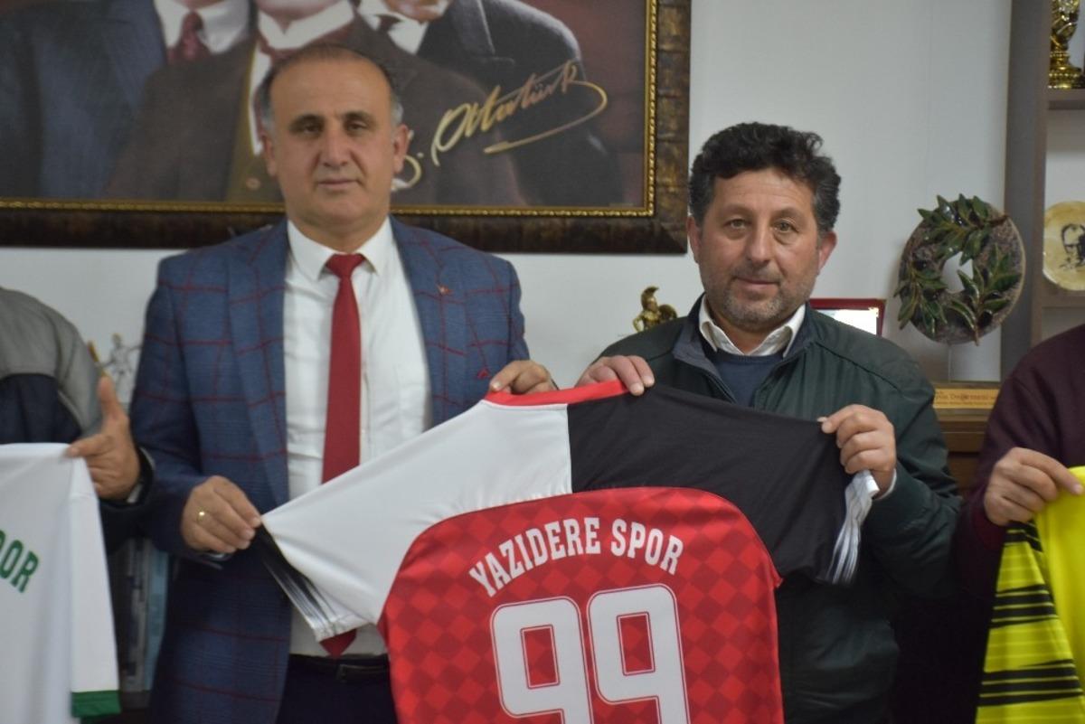 Başkan Kaya&rsquo;dan spor kul&uuml;plerine forma desteği