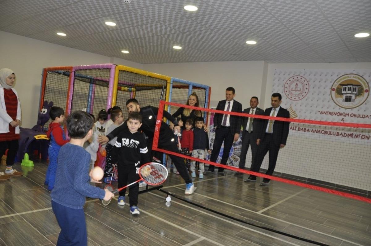 Anaokulu &ouml;ğrencilerine badminton eğitimi