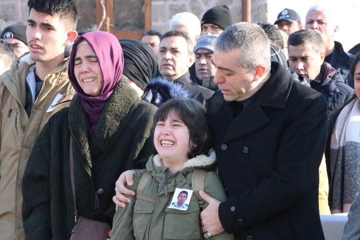 Hayatını kaybeden polis memuruna gözü yaşlı veda G2