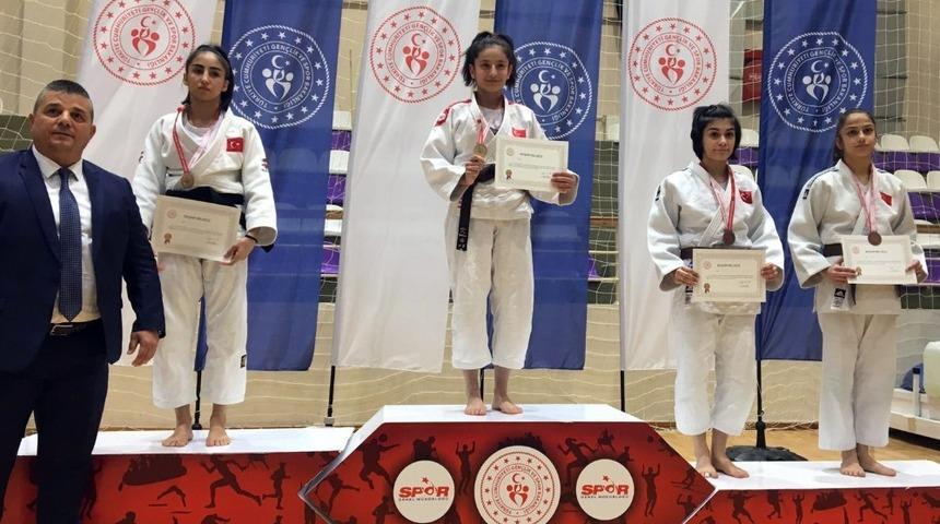 Tatamide &ccedil;ifte başarı