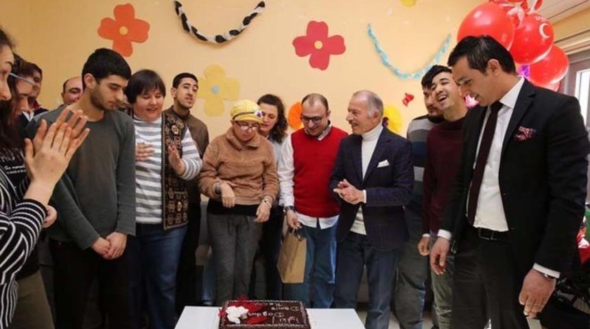 Engelli gen&ccedil;lerin doğum g&uuml;n&uuml; sevinci