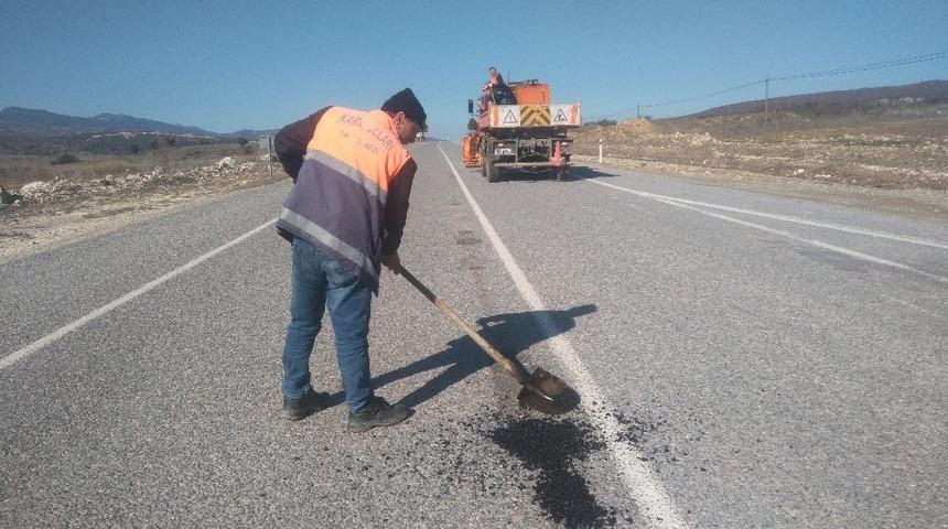 Bozulan asfalt yollara yama &ccedil;alışması