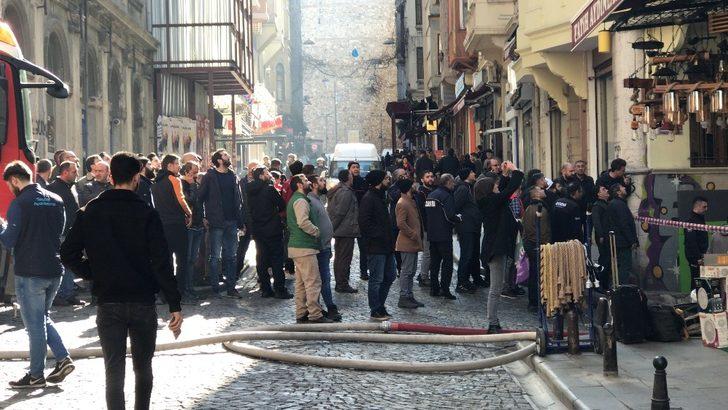 Galata'da yangın paniği! Patlayan cam aşağıya düştü G4
