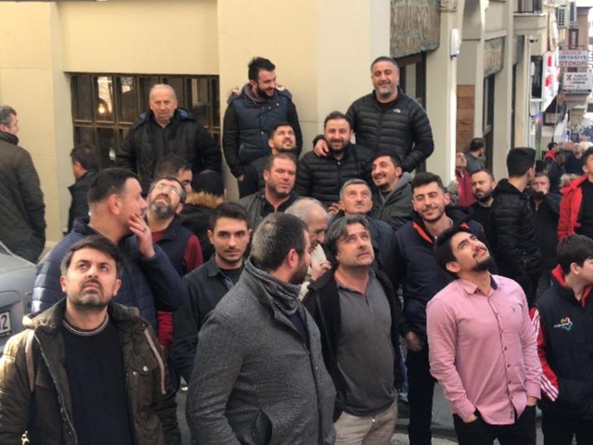 Galata'da yangın paniği! Patlayan cam aşağıya d&uuml;şt&uuml;