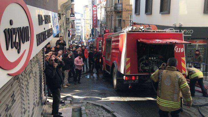 Galata'da yangın paniği! Patlayan cam aşağıya düştü G2
