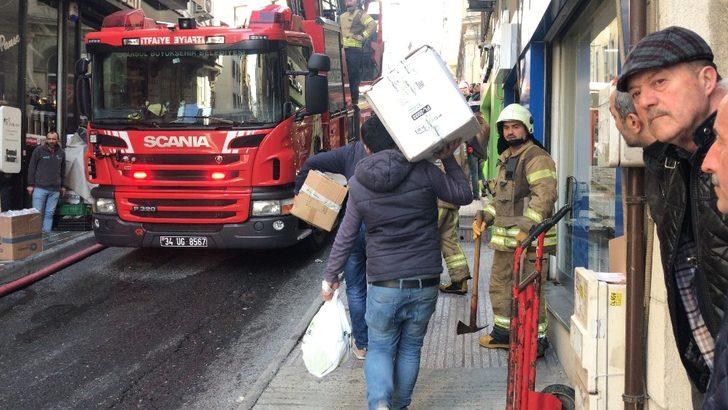 Galata'da yangın paniği! Patlayan cam aşağıya düştü G3