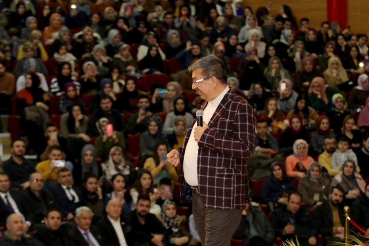 Hayati İnan&ccedil;, Ağrı&rsquo;da salonlara sığmadı