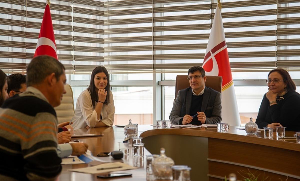 Lise &ouml;ğrencisi bir g&uuml;nl&uuml;ğ&uuml;ne rekt&ouml;rl&uuml;k koltuğuna oturdu