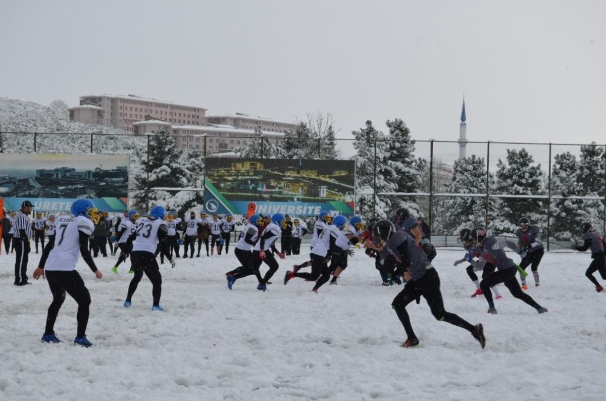 Korumalı futbol takımından alkışlanacak m&uuml;cadele
