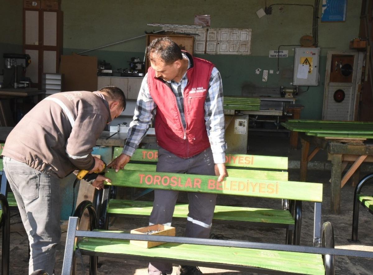 Toroslar Belediyesi, &uuml;rettiği kent mobilyalarıyla il&ccedil;eyi g&uuml;zelleştiriyor