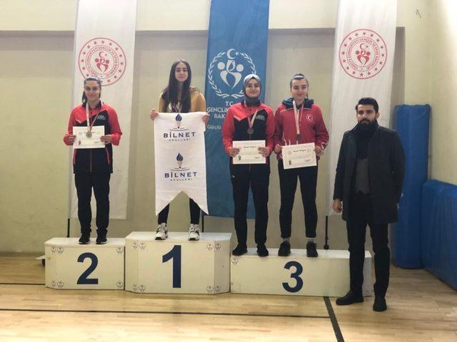 Gaziantepli sporculardan Gençler Karete Okul Yarışmalarında 14 madalya