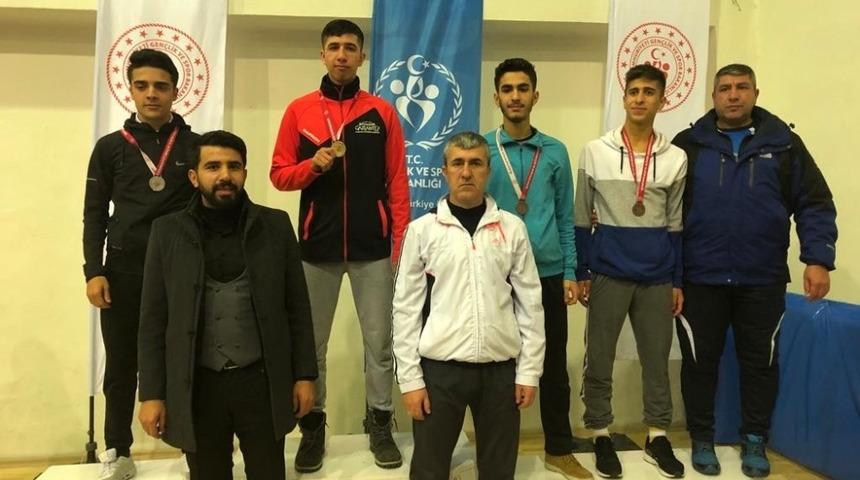 Gaziantepli sporculardan Gen&ccedil;ler Karete Okul Yarışmalarında 14 madalya