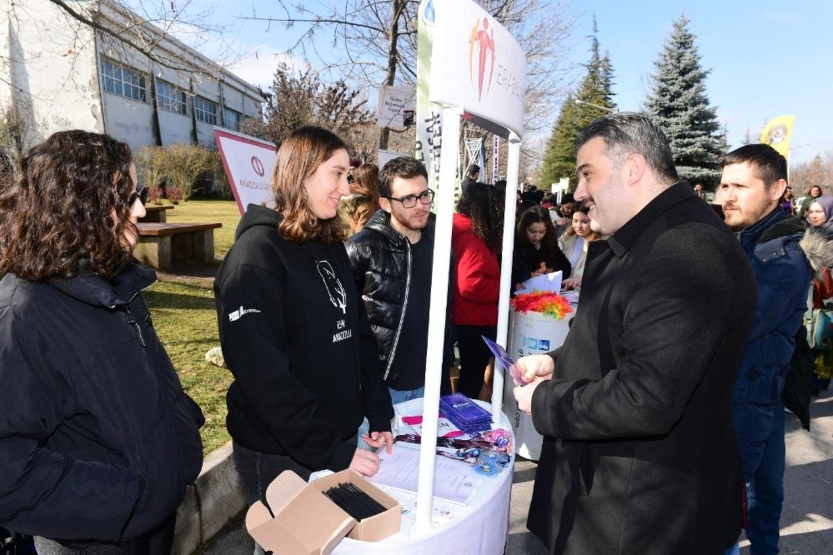 Rekt&ouml;r &Ccedil;omaklı &ouml;ğrenci kul&uuml;pleri tanıtım stantlarını ziyaret etti