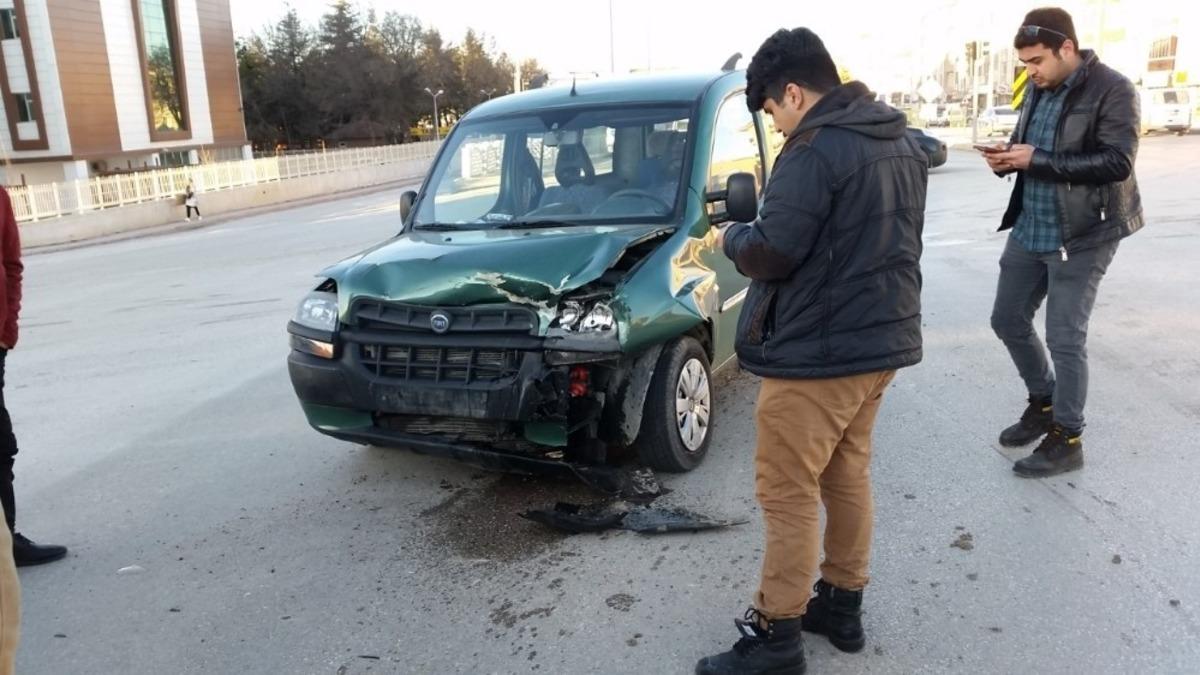 Kulu&rsquo;da otomobille hafif ticari ara&ccedil; &ccedil;arpıştı