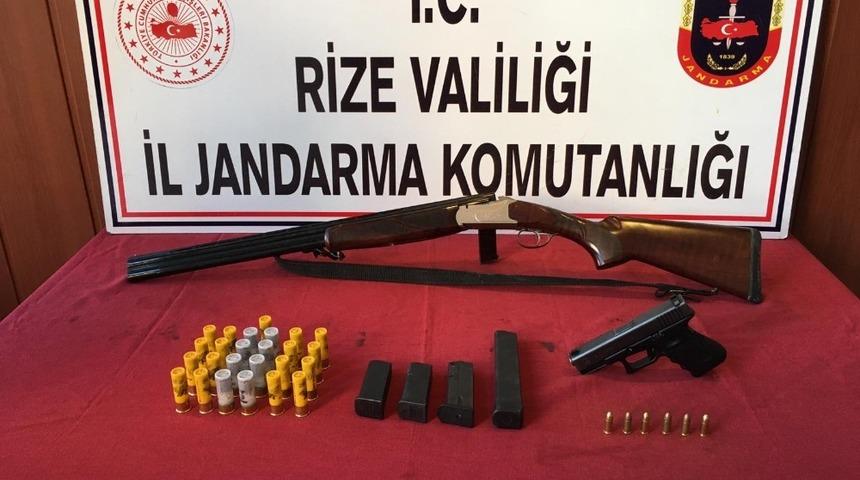 Ardeşen’de silah kaçakçısının evine baskın