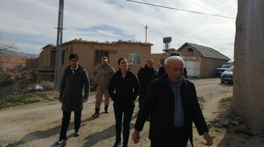 Kaymakam Sinem B&uuml;y&uuml;knal&ccedil;acı depremzedeleri ziyaret etti
