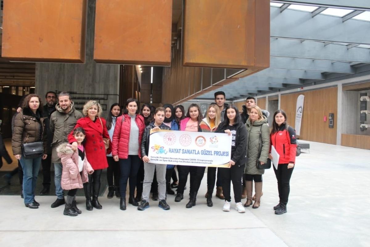 Edremit&rsquo;te tiyatroya gitmeyen kalmayacak