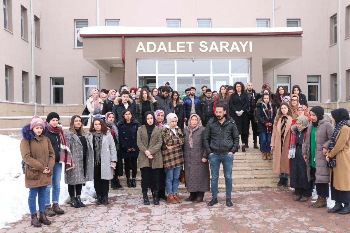 Kazada &ouml;len arkadaşları i&ccedil;in adliye &ouml;n&uuml;nde toplandılar