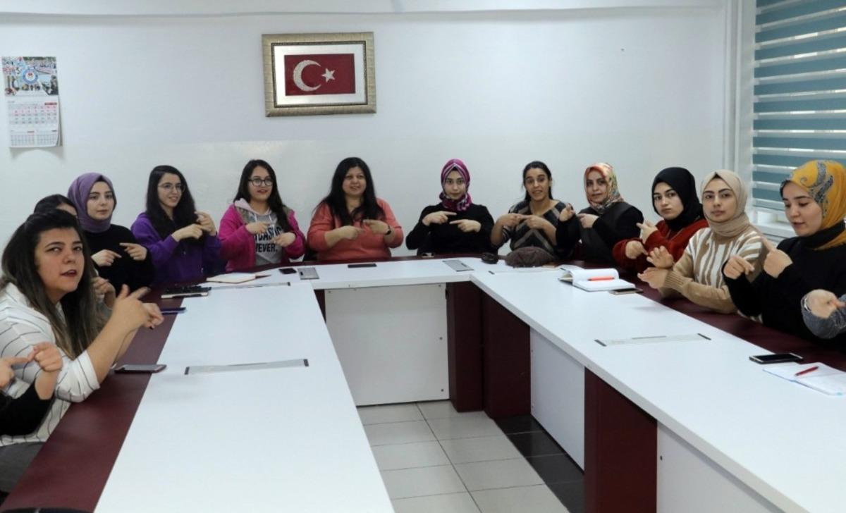 İşaret dili &ouml;ğreniyorlar