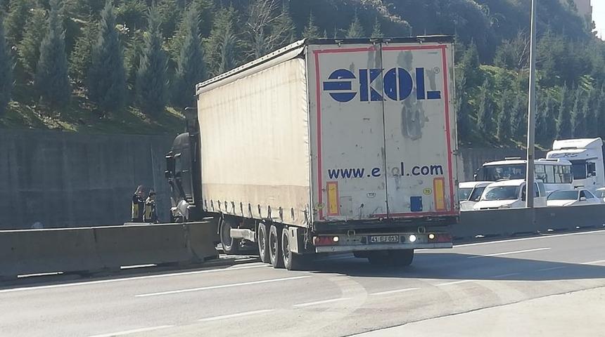 Park halinde kayan tır bariyerleri kırınca D130’u trafiğe kapattı