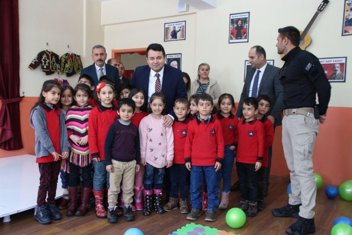 Varto&rsquo;daki Şehit Coşkun &Ouml;zcan İlkokuluna k&uuml;t&uuml;phane