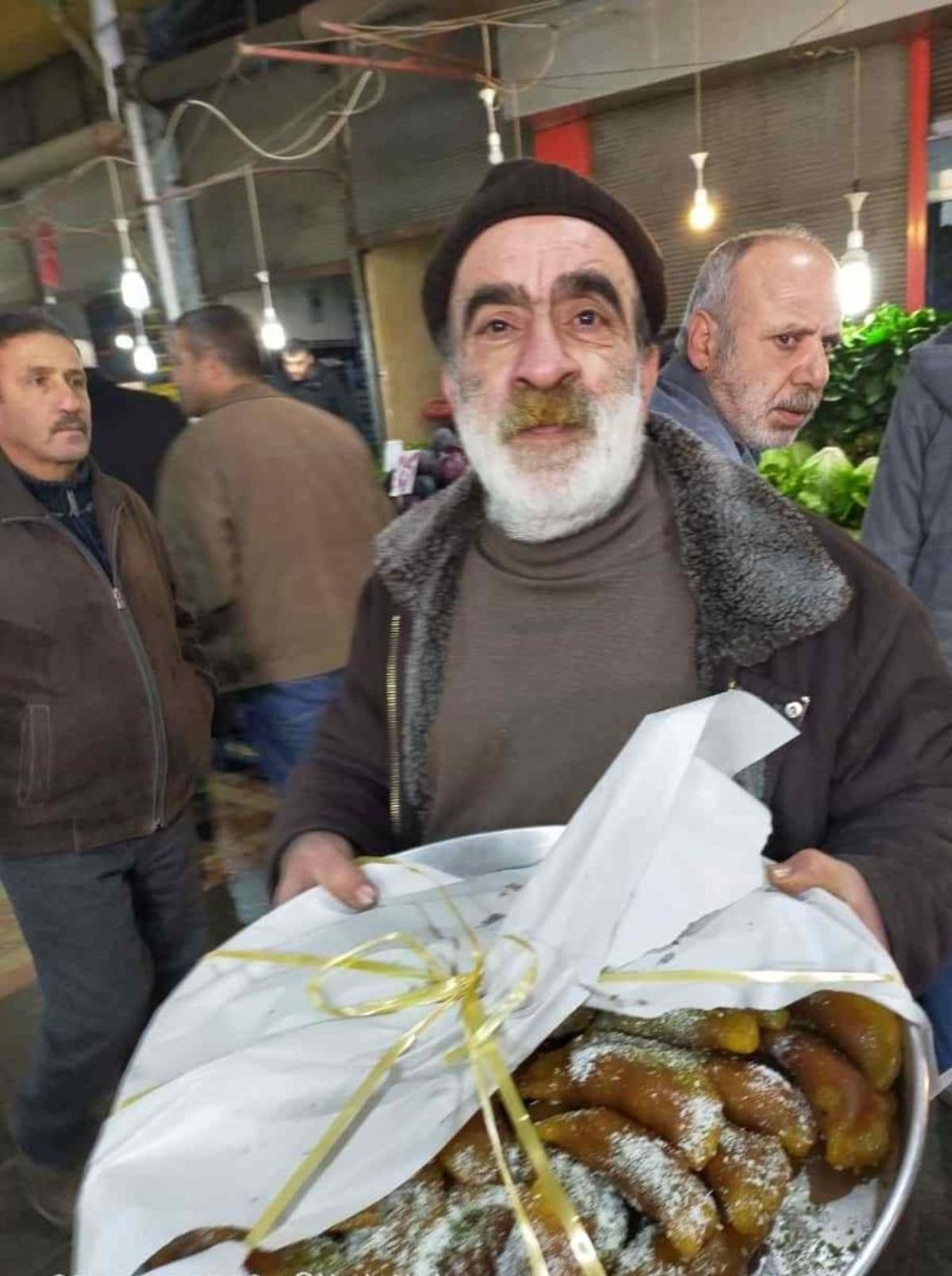 Emekli olunca esnafa tatlı ikram etti