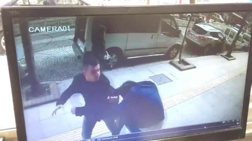 Önce tokalaştı sonra yumrukla saldırdı! '6 yıl önce sana çok kinlenmiştim'