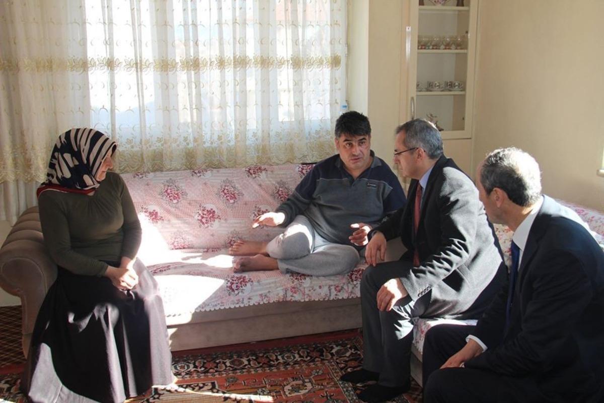 Kaymakam Pişkin, hasta gen&ccedil; kızı ziyaret etti