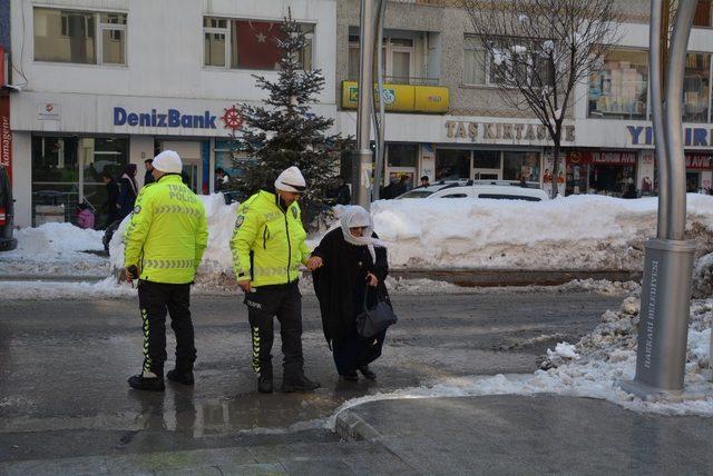 Hakkari polisinden örnek davranış