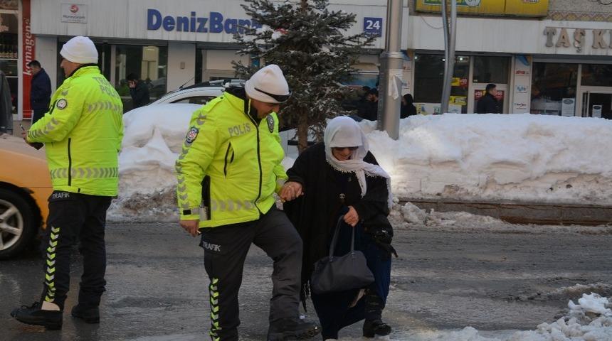 Hakkari polisinden &ouml;rnek davranış
