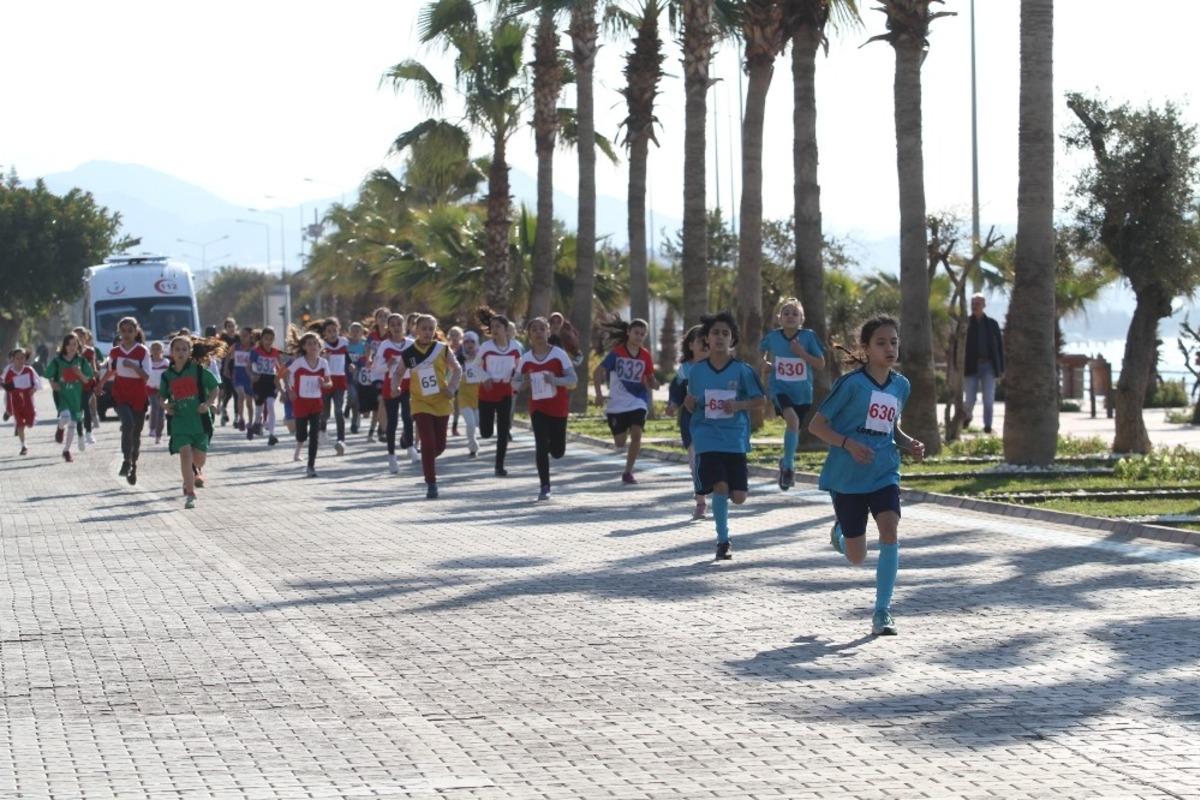 Alanya&rsquo;da okullararası kros yarışı
